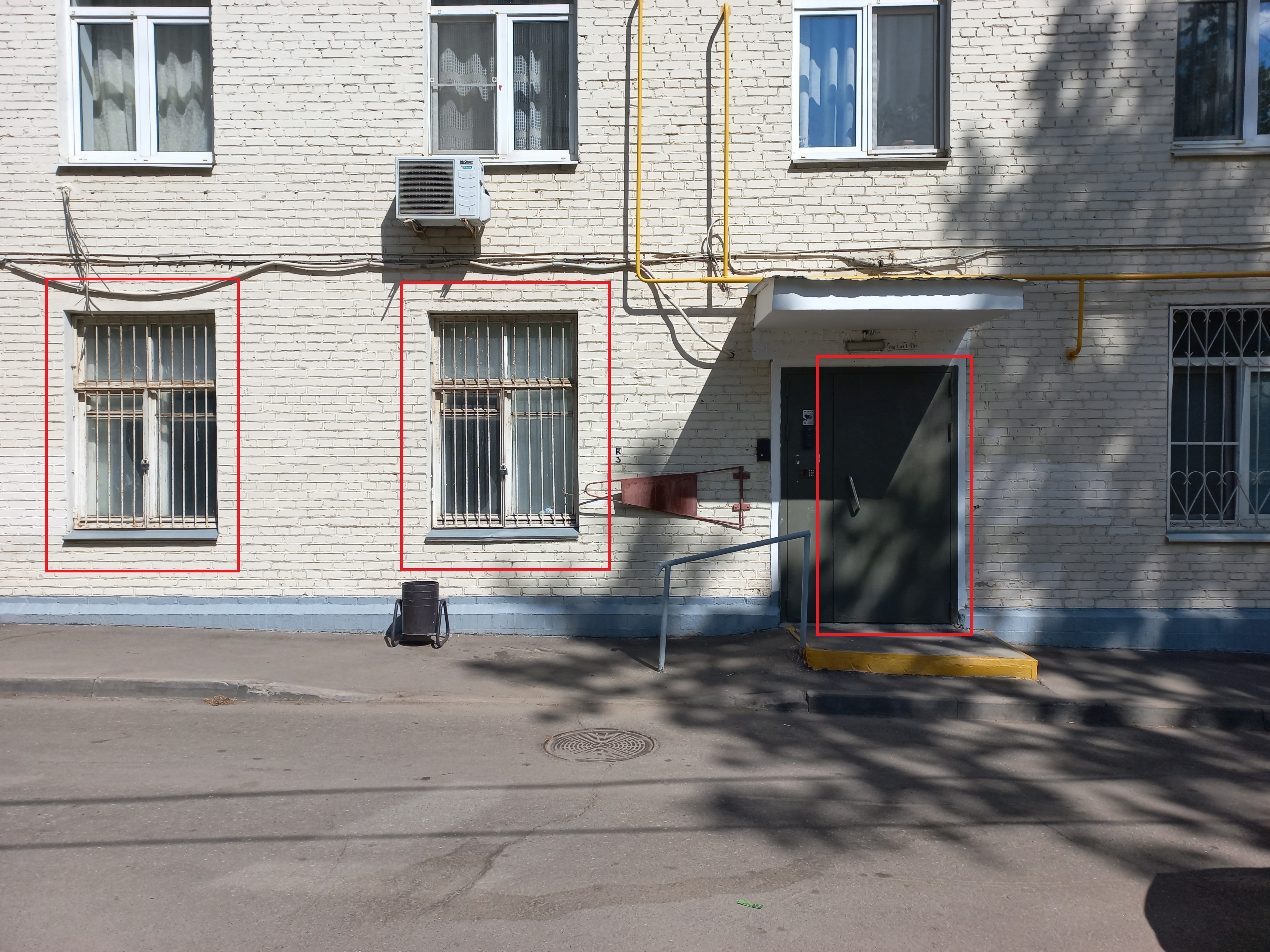 ГП16962158.Нежилое помещение.Фасад здания с выделенными окнами реализуемого объекта.jpg