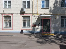 ГП16962158.Нежилое помещение.Фасад здания с выделенными окнами реализуемого объекта.jpg