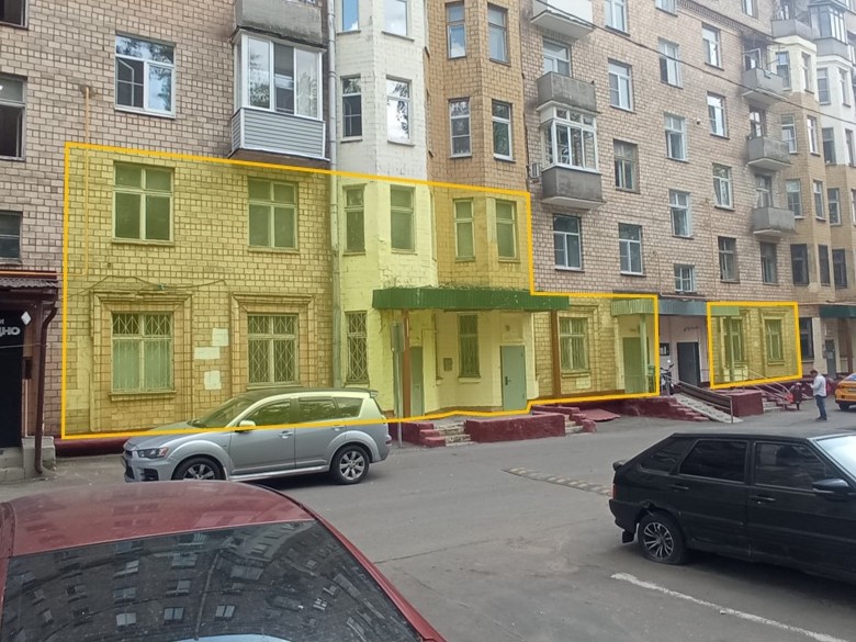 ГП16962258.Нежилое помещение.Фасад здания с выделенными окнами реализуемого объекта.jpg