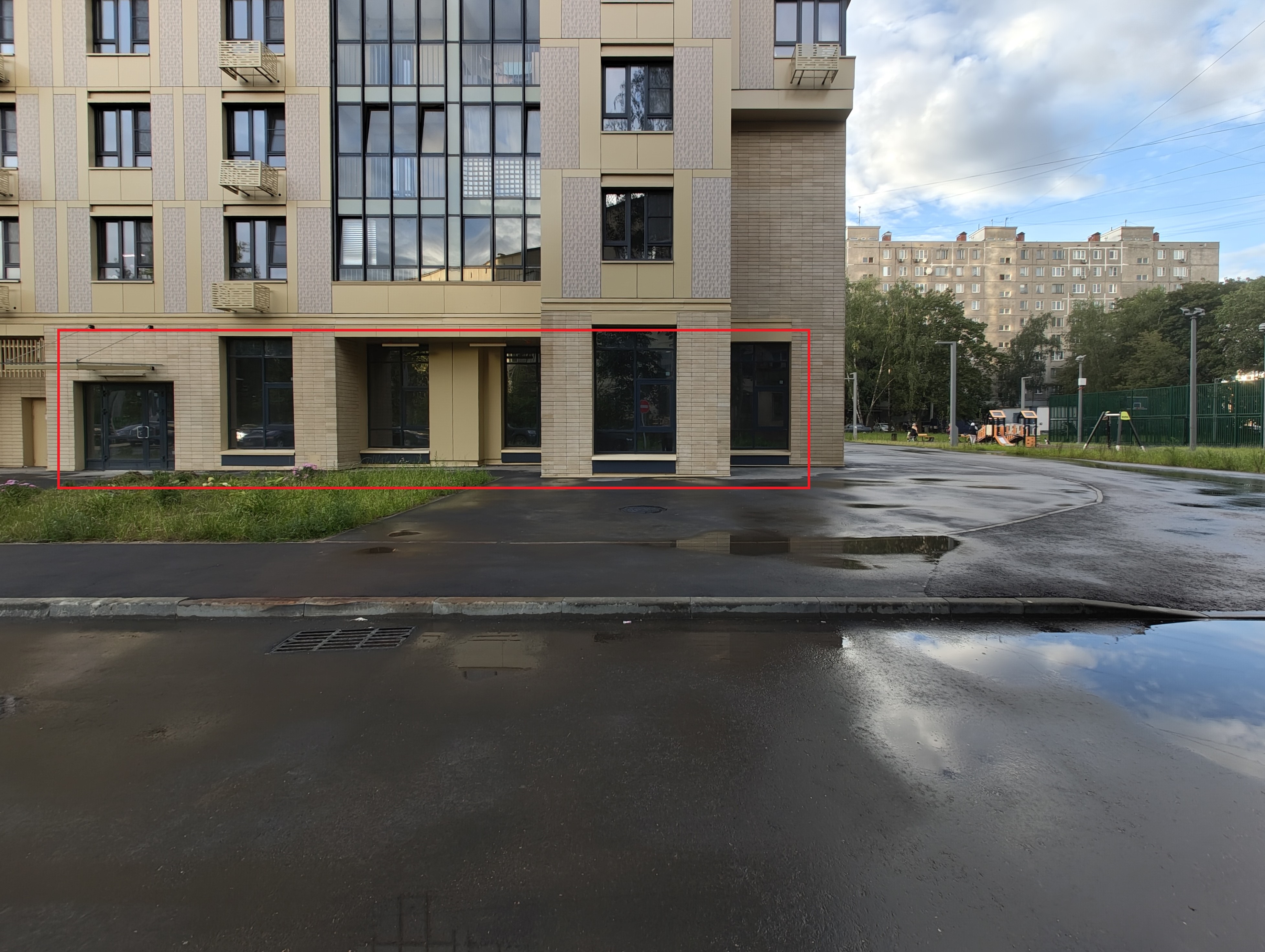 ГП16968900.Нежилое помещение.Фасад здания с выделенными окнами реализуемого объекта_3.jpg