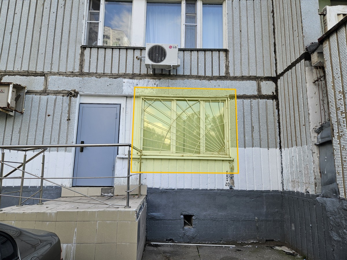 ГП16963877.Нежилое помещение.Фасад здания с выделенными окнами реализуемого объекта.jpg