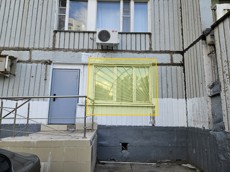ГП16963877.Нежилое помещение.Фасад здания с выделенными окнами реализуемого объекта.jpg