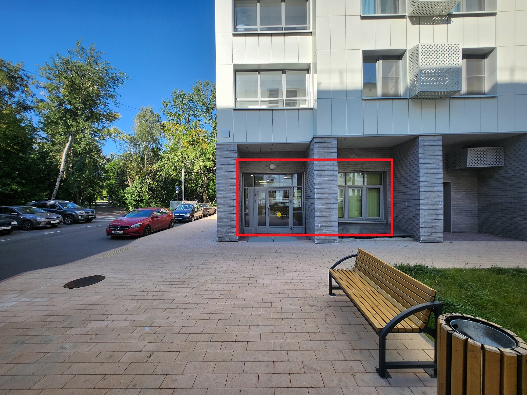 ГП16973770.Нежилое помещение.Фасад здания с выделенными окнами реализуемого объекта.jpg