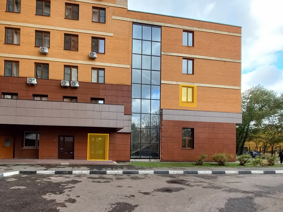 ГП16955393.Нежилое помещение.Фасад здания с выделенными окнами реализуемого объекта_4.jpg