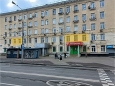 ГП16968252.Нежилое помещение.Фасад здания с выделенными окнами реализуемого объекта.jpg