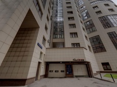 ГП16928343.Нежилое помещение.Фасад здания с выделенными окнами реализуемого объекта.jpg