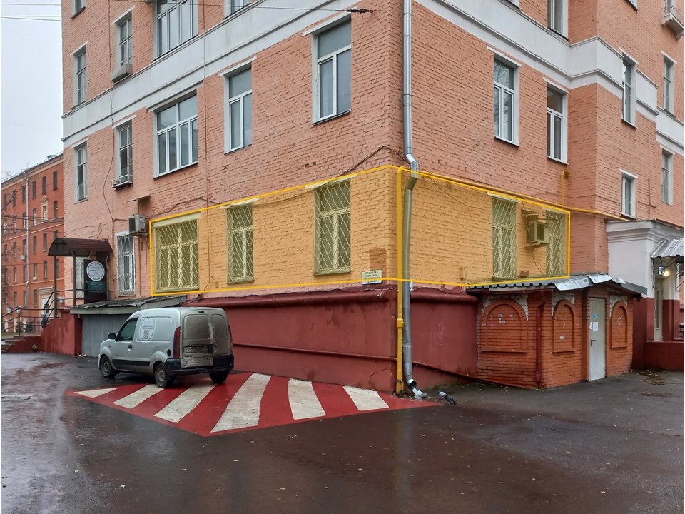 ГП16975616.Нежилое помещение.Фасад здания с выделенными окнами реализуемого объекта_2.jpg