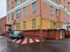 ГП16975616.Нежилое помещение.Фасад здания с выделенными окнами реализуемого объекта_2.jpg