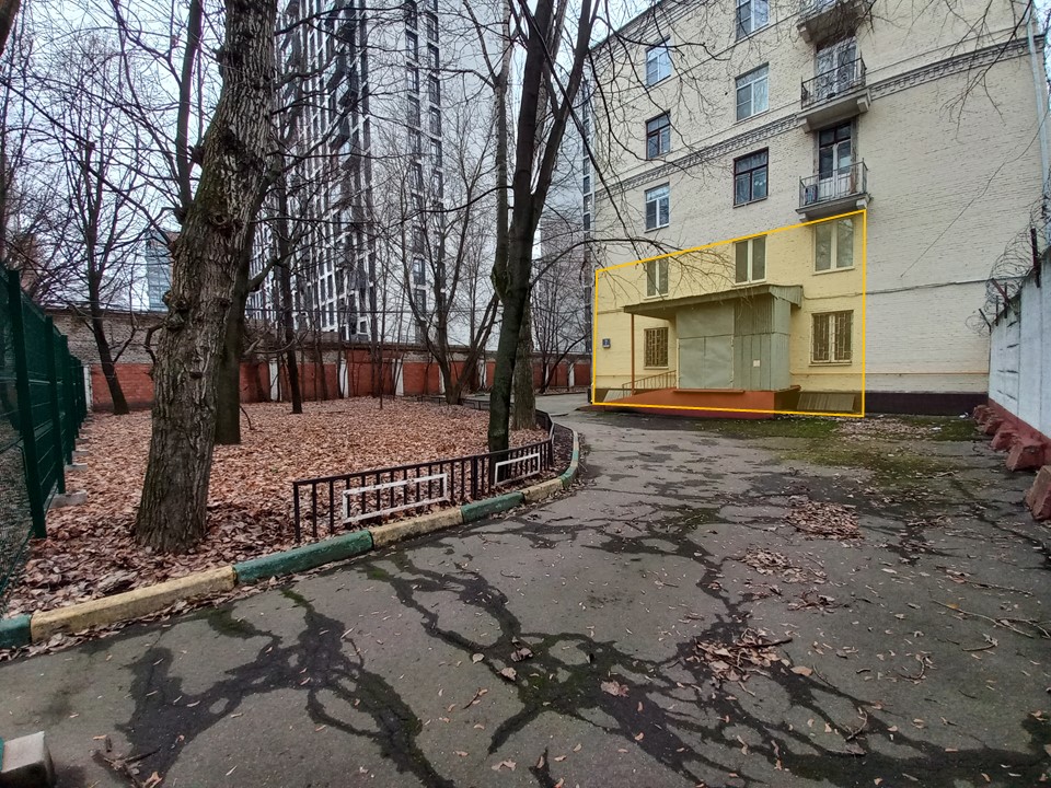 ГП16981682.Нежилое помещение.Фасад здания с выделенными окнами реализуемого объекта.jpg