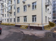 ГП16981682.Нежилое помещение.Фасад здания с выделенными окнами реализуемого объекта_4.jpg