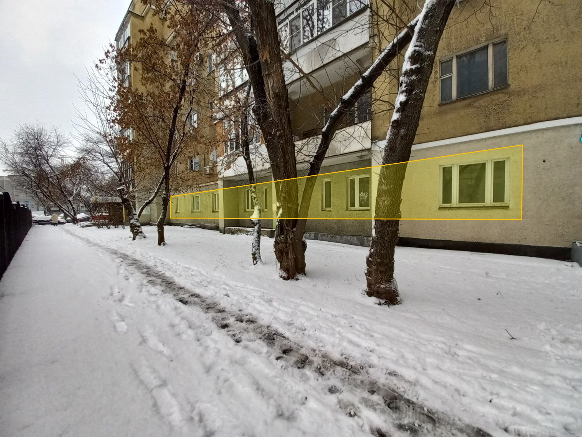 ГП16968208.Нежилое помещение.Фасад здания с выделенными окнами реализуемого объекта_5.jpg