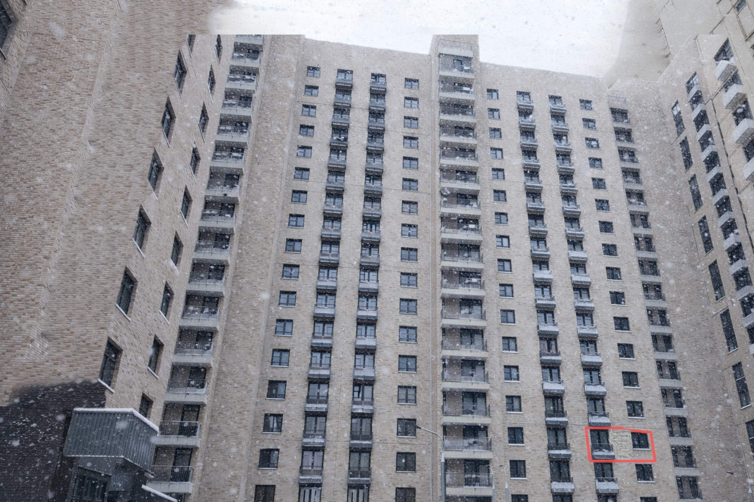 ГП16963337.Квартира.Фасад здания с выделенными окнами реализуемого объекта_2.png