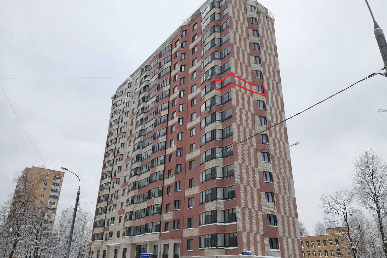 ГП16984765.Квартира.Фасад здания с выделенными окнами реализуемого объекта_2.jpg