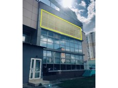 ГП16895518.Нежилое помещение.Фасад здания с выделенными окнами реализуемого объекта.jpg