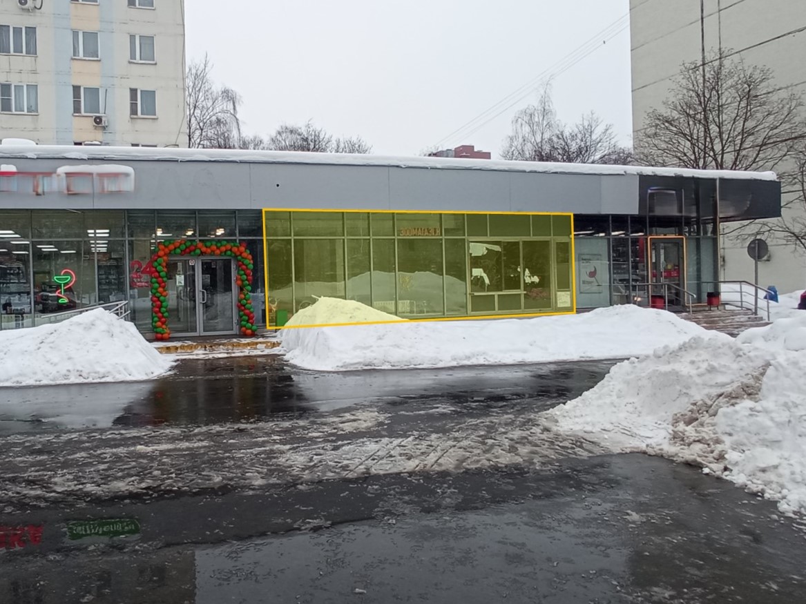 ГП16869989.Нежилое помещение.Фасад здания с выделенными окнами реализуемого объекта.jpg