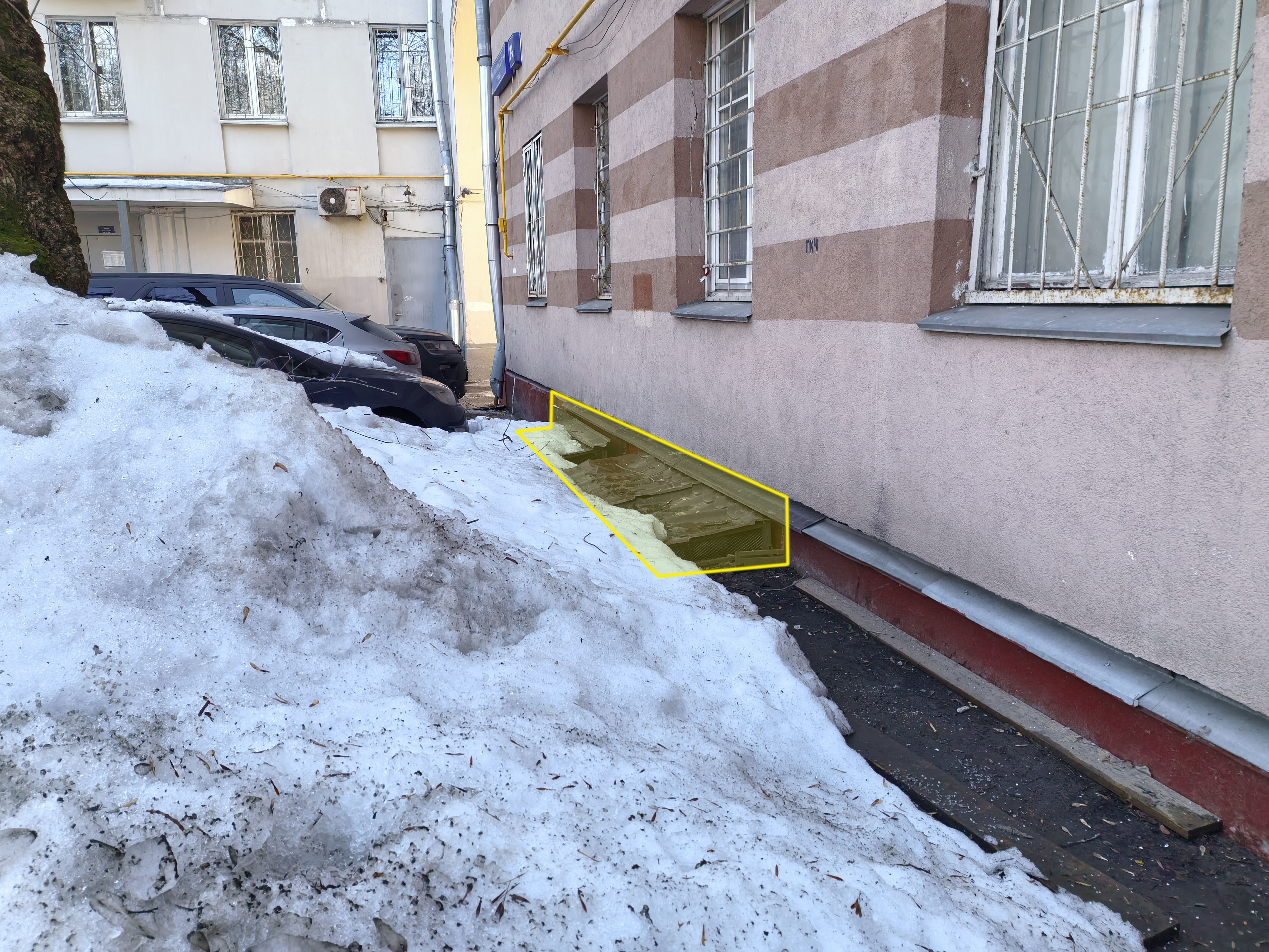 ГП16988380.Нежилое помещение.Фасад здания с выделенными окнами реализуемого объекта.jpg