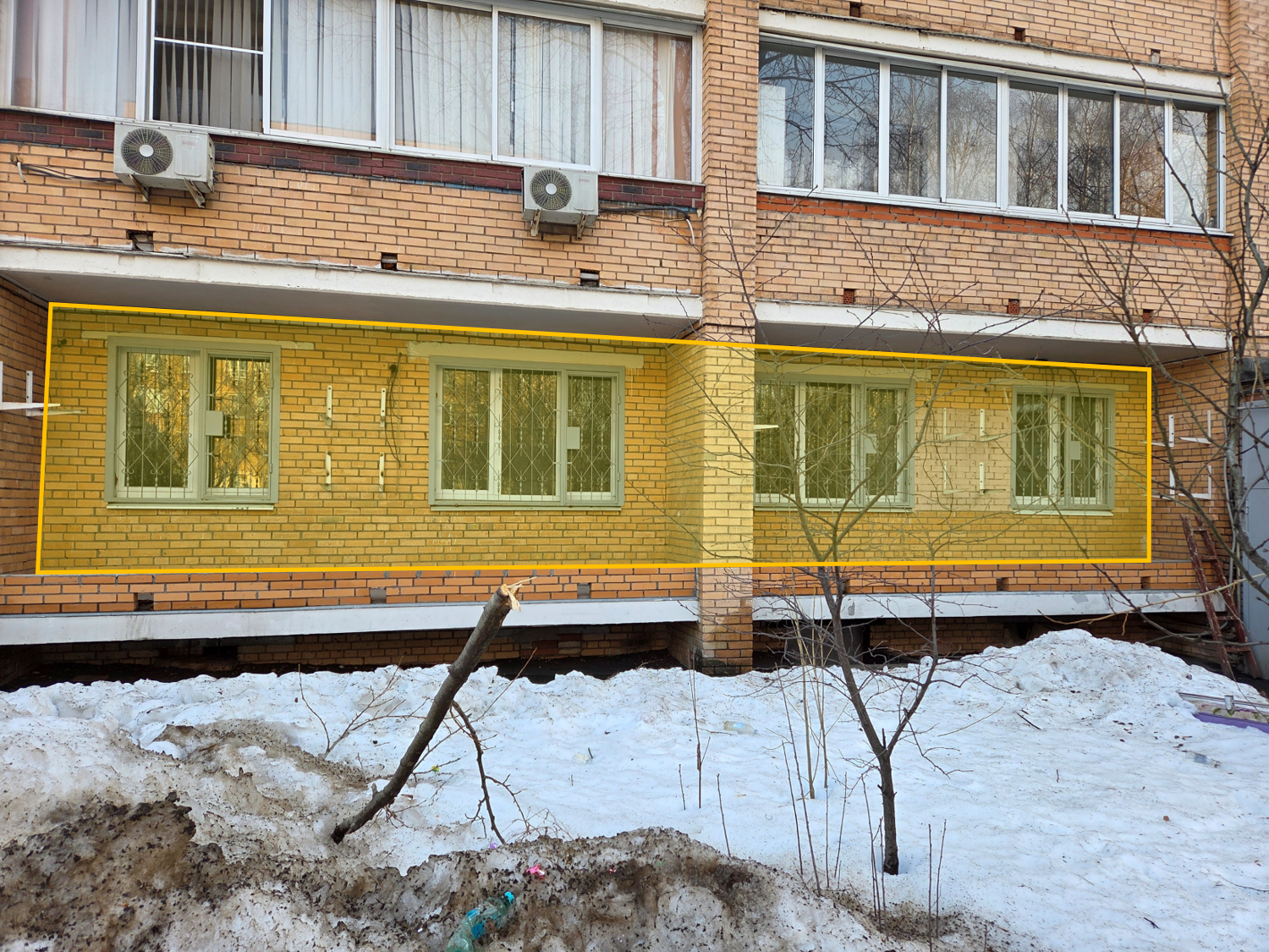 ГП16988858.Нежилое помещение.Фасад здания с выделенными окнами реализуемого объекта.png