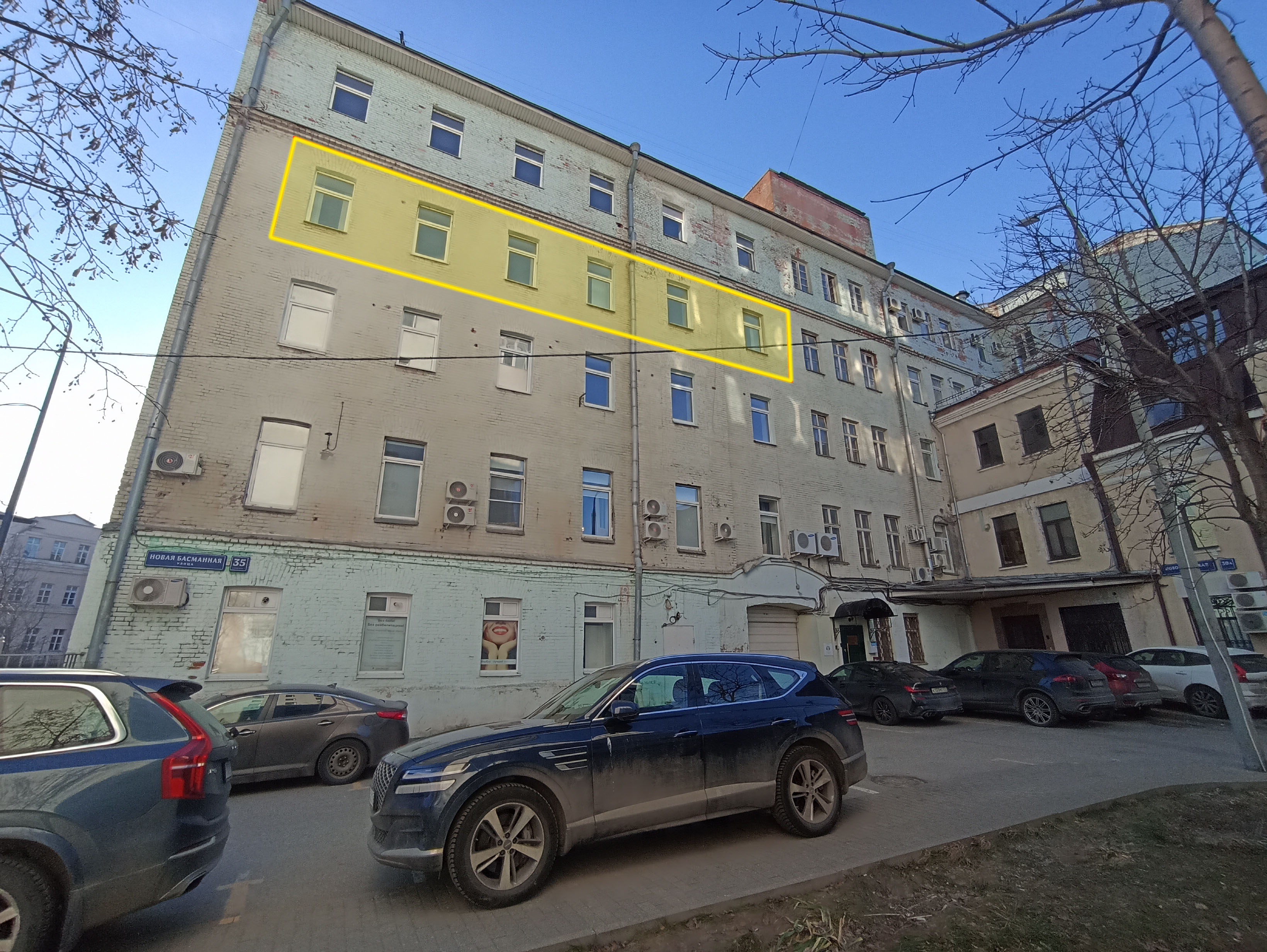 ГП16956600.Нежилое помещение.Фасад здания с выделенными окнами реализуемого объекта.jpg