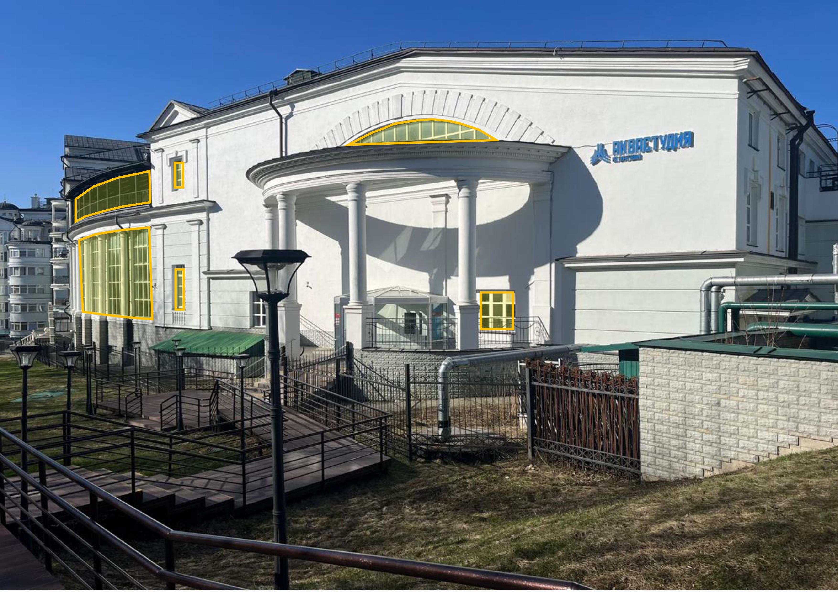 ГП16960792.Нежилое помещение.Фасад здания с выделенными окнами реализуемого объекта.jpg