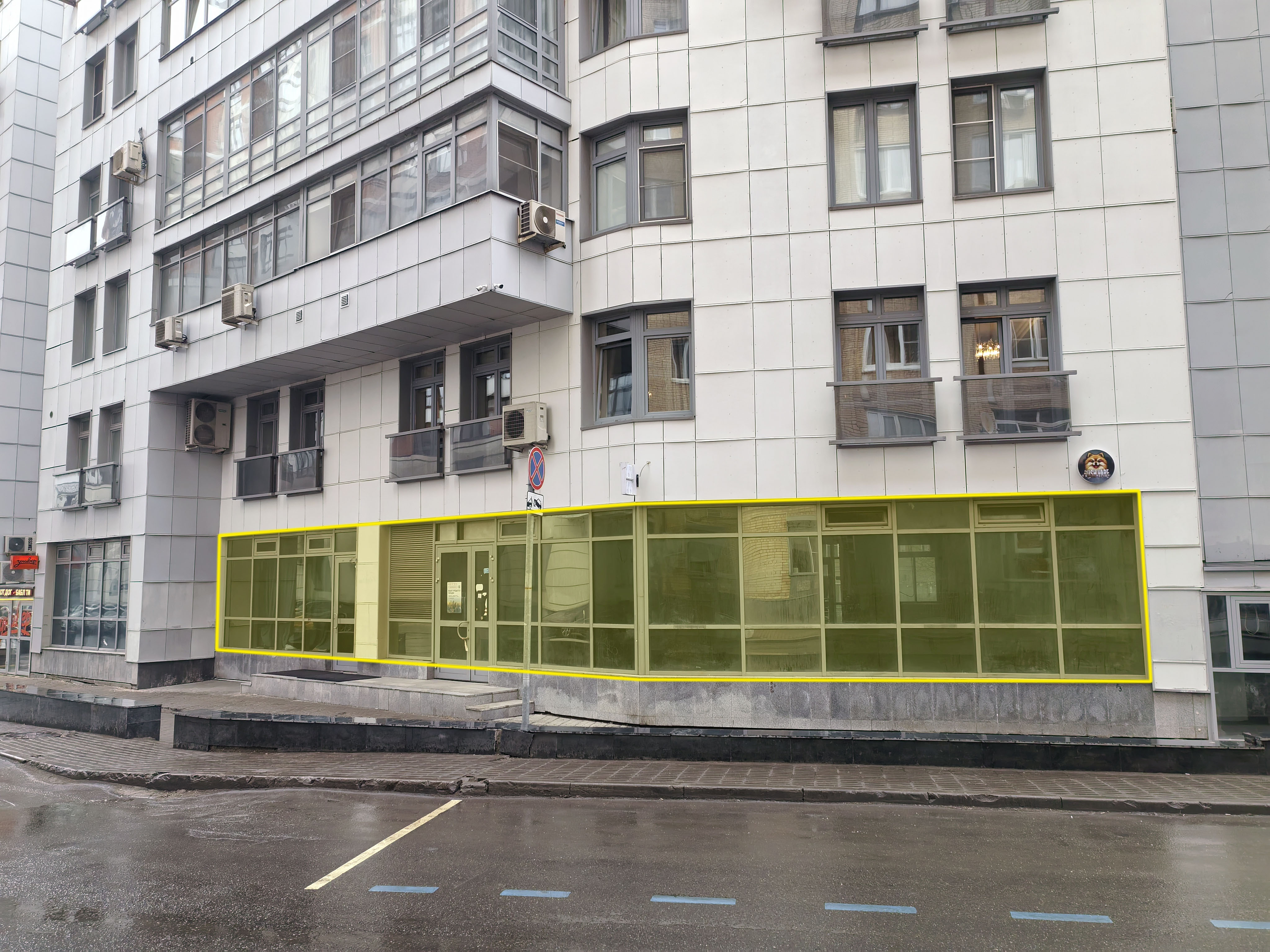 ГП16953106.Нежилое помещение.Фасад здания с выделенными окнами реализуемого объекта.jpg
