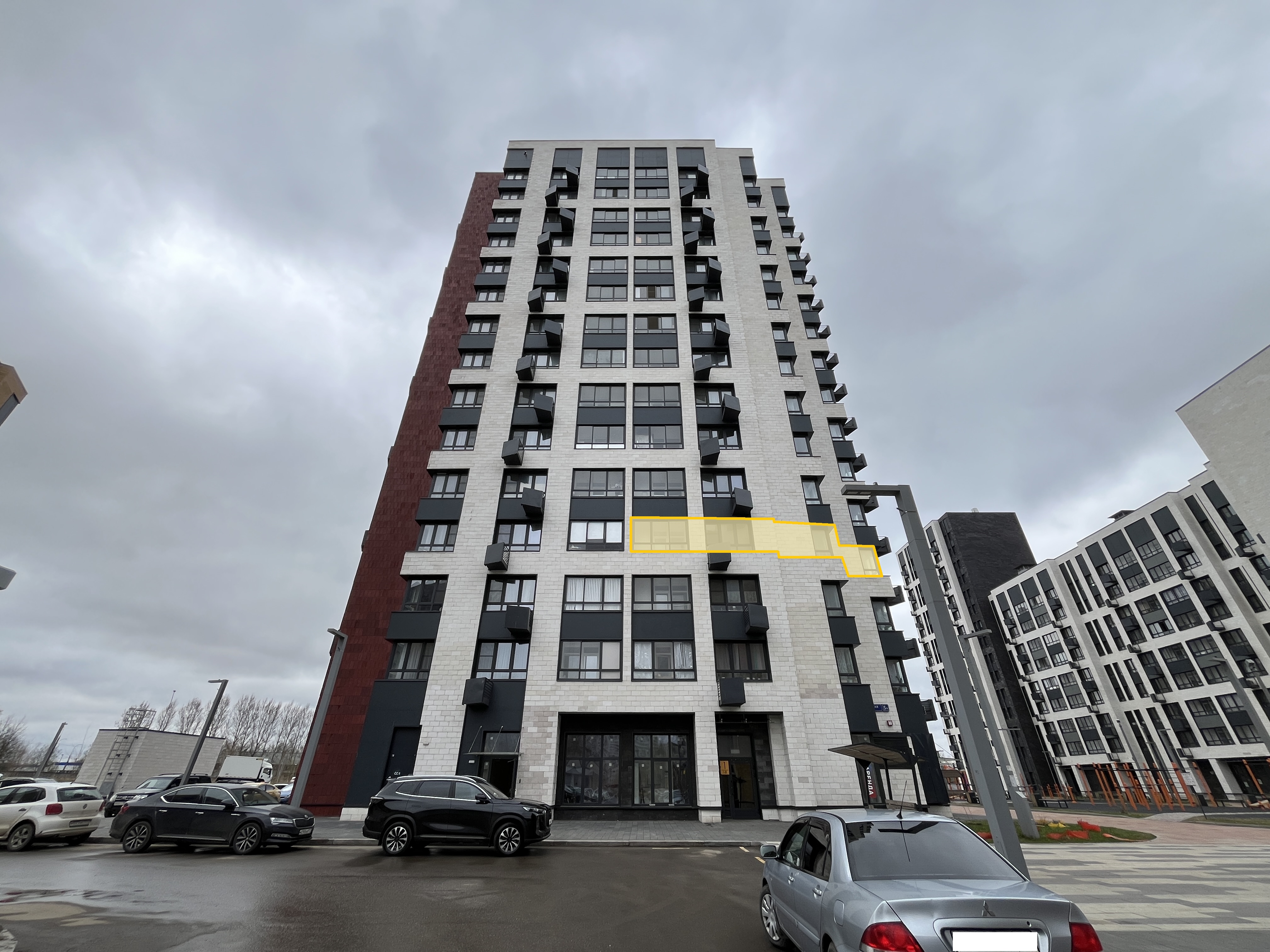 ГП16993830.Квартира.Фасад здания с выделенными окнами реализуемого объекта.jpg