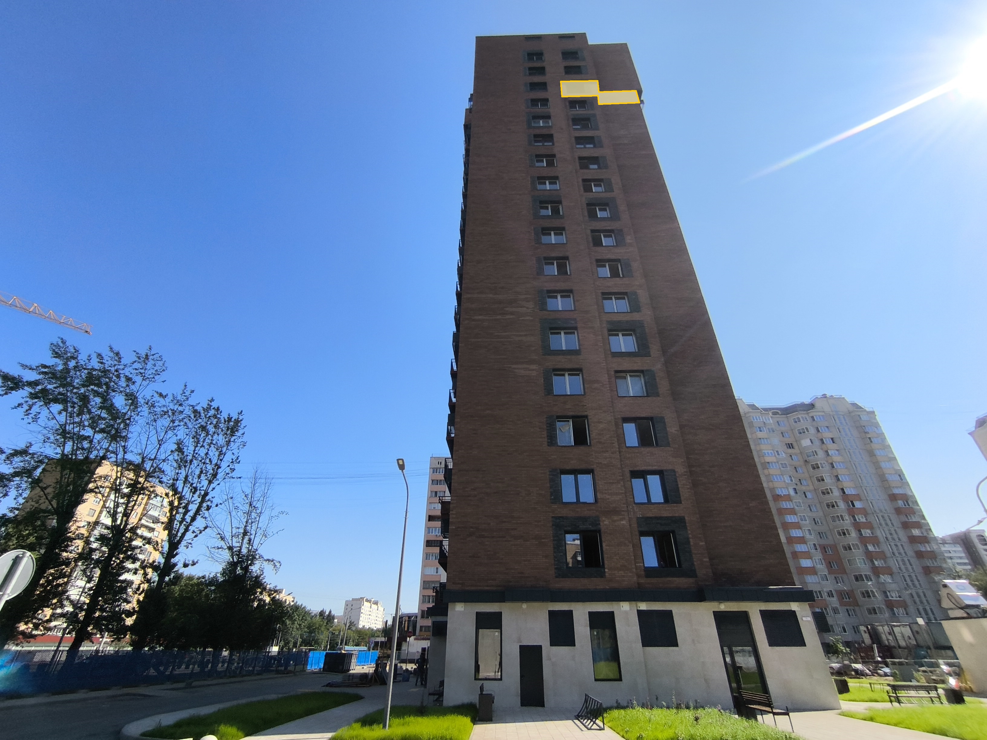 ГП16993769.Квартира.Фасад здания с выделенными окнами реализуемого объекта.jpg