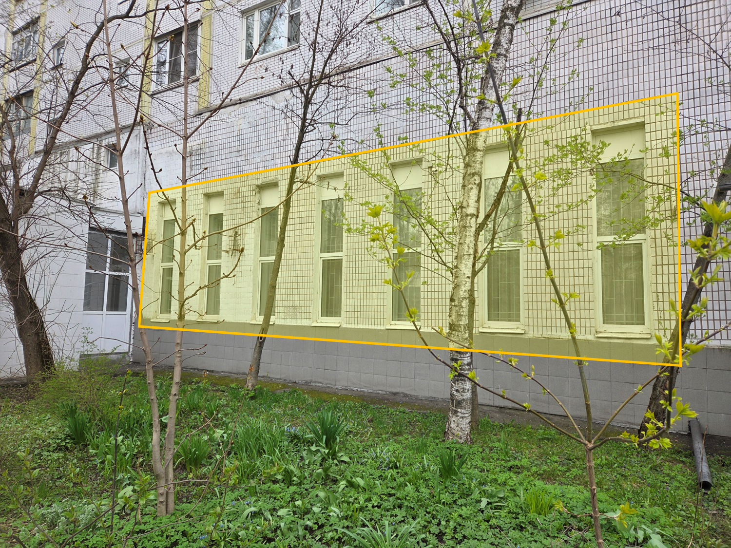 ГП16992559.Нежилое помещение.Фасад здания с выделенными окнами реализуемого объекта_4.png