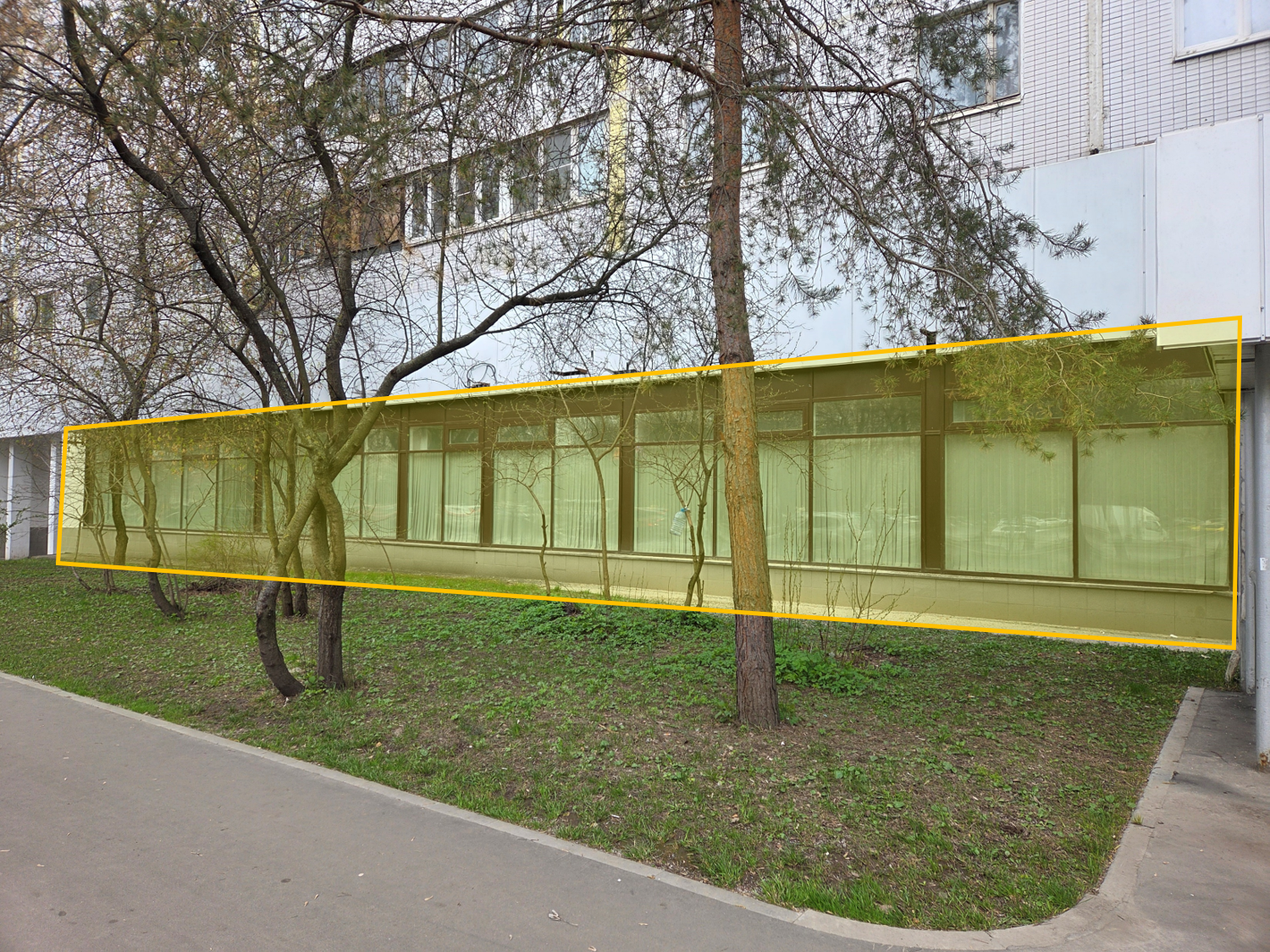 ГП16992559.Нежилое помещение.Фасад здания с выделенными окнами реализуемого объекта.png