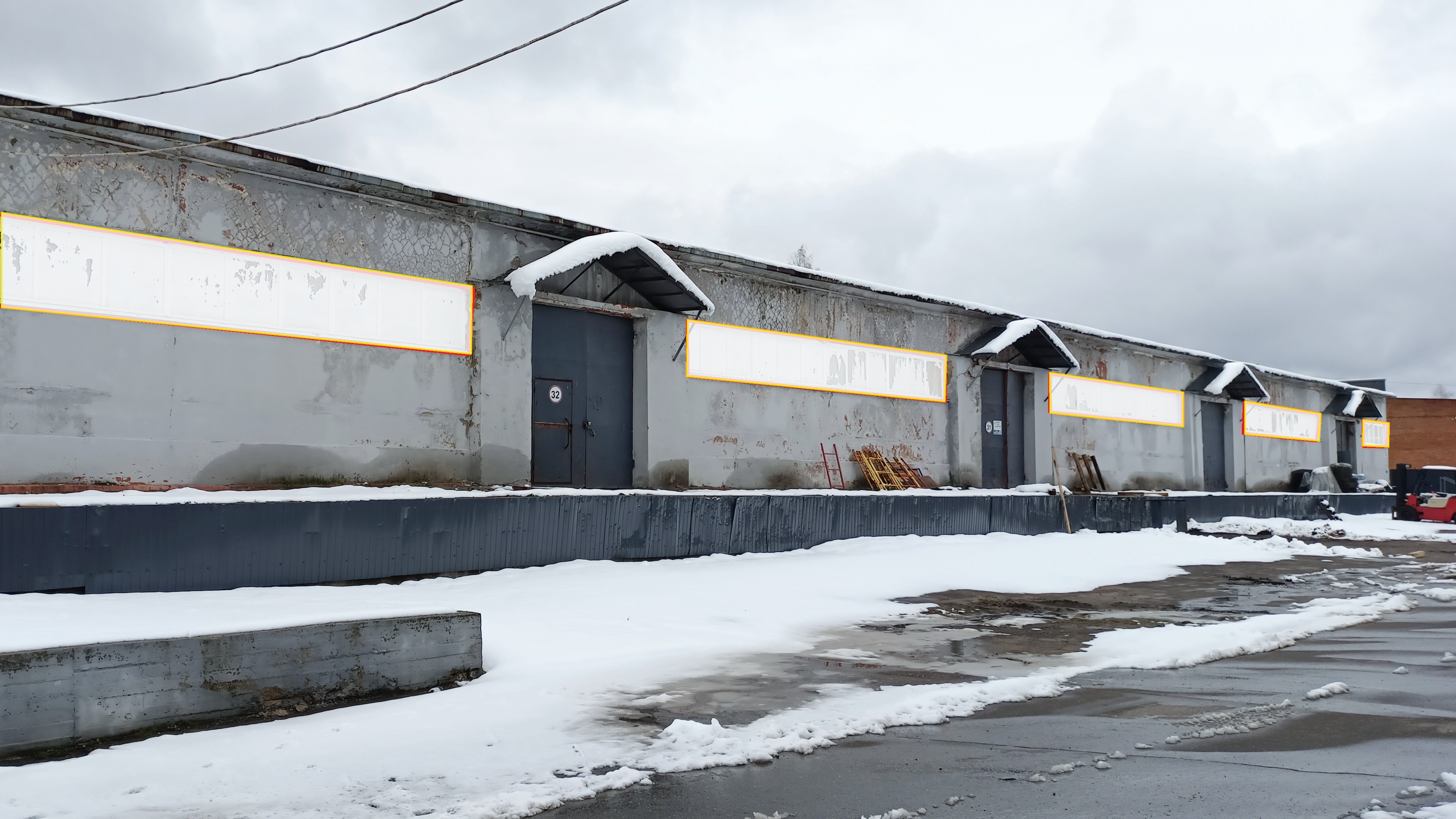 ГП16940992.Нежилое помещение.Фасад здания с выделенными окнами реализуемого объекта.jpg