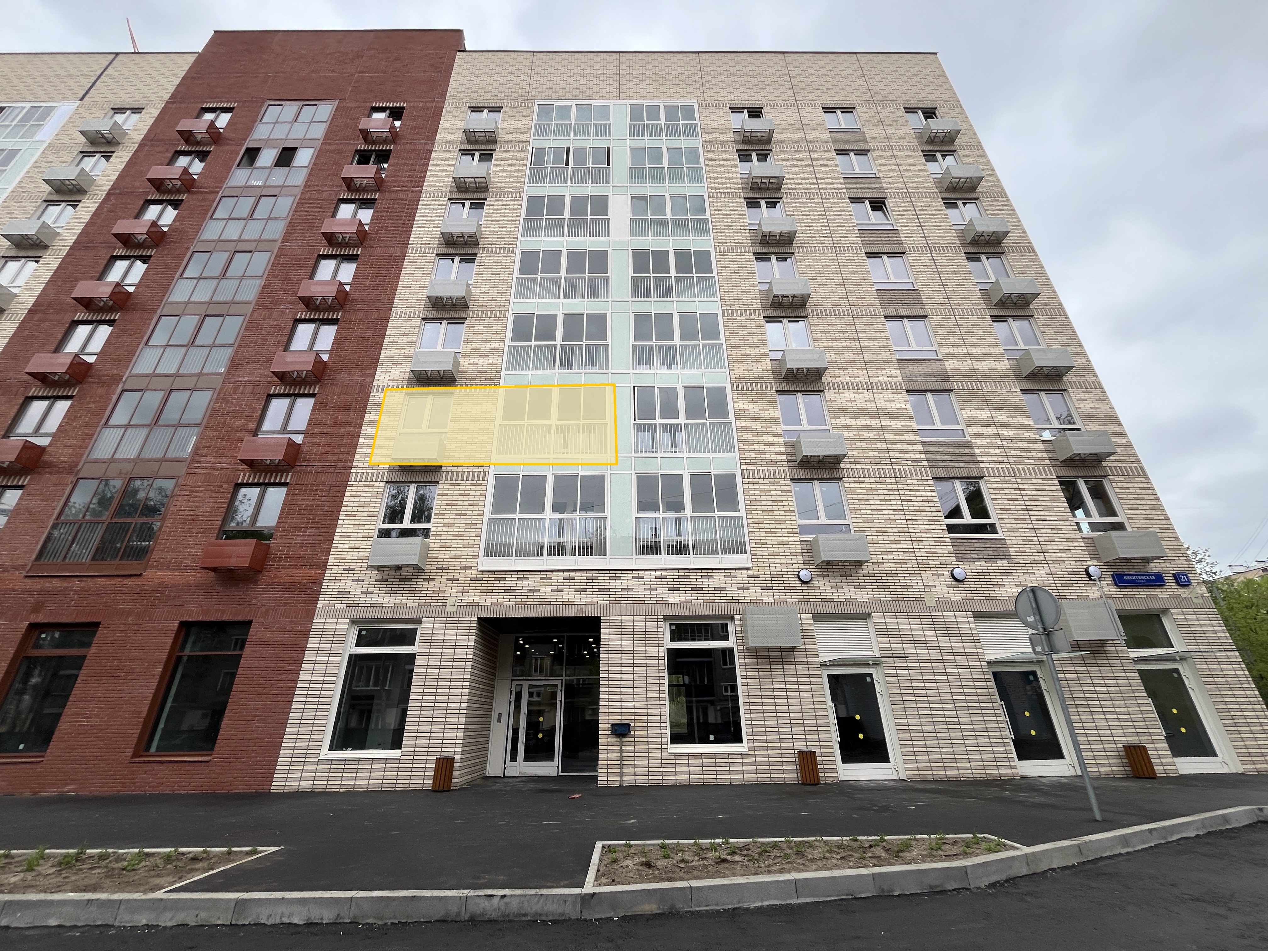 ГП16995625.Квартира.Фасад здания с выделенными окнами реализуемого объекта.jpg