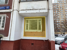 ГП16945521.Нежилое помещение.Фасад здания с выделенными окнами реализуемого объекта_3.png