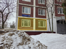 ГП16945521.Нежилое помещение.Фасад здания с выделенными окнами реализуемого объекта_2.png