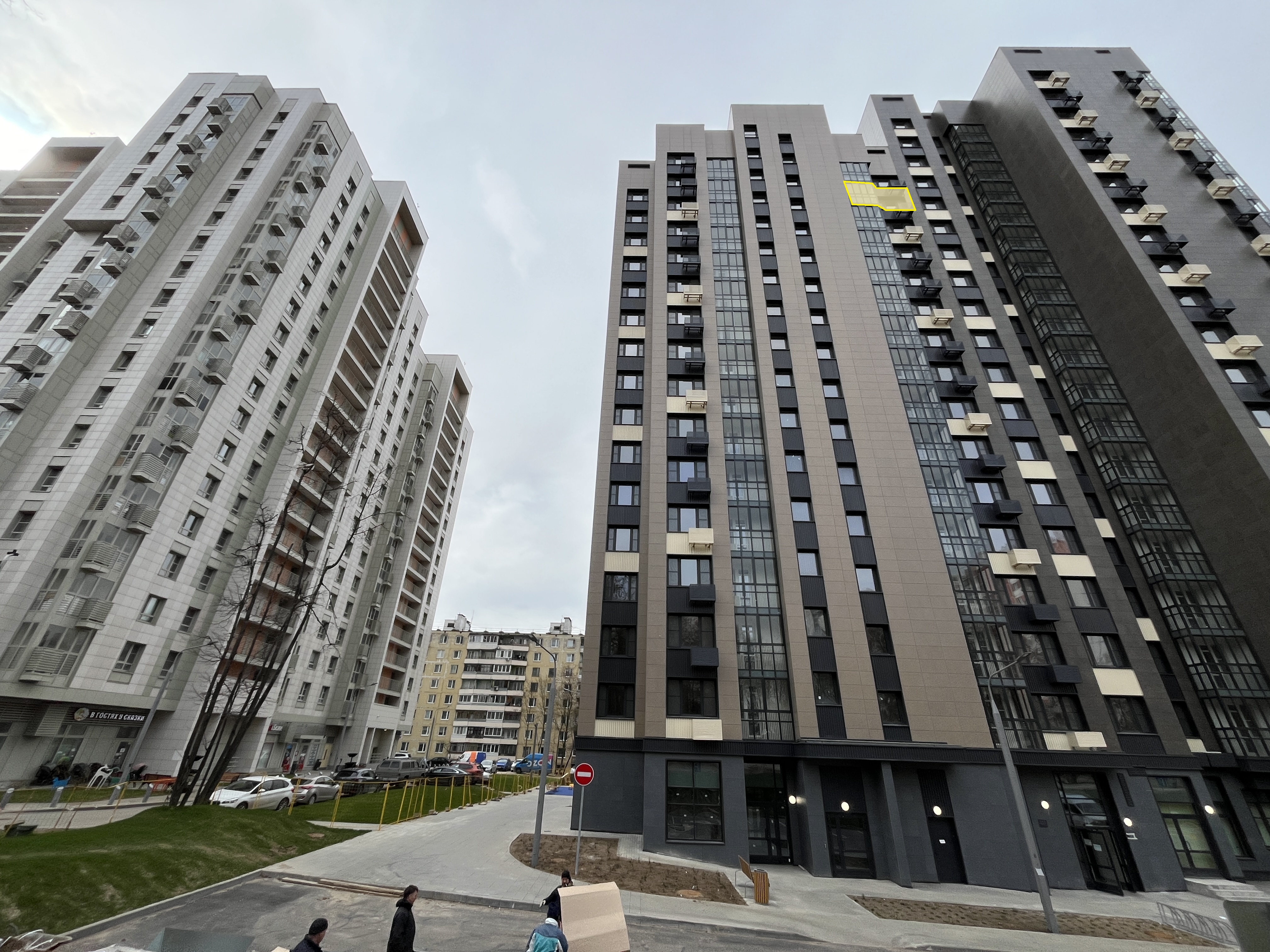 ГП16996825.Квартира.Фасад здания с выделенными окнами реализуемого объекта.jpg