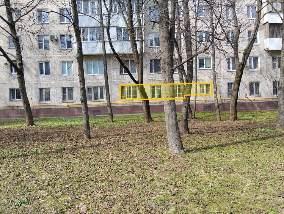 ГП16988384.Нежилое помещение.Фасад здания с выделенными окнами реализуемого объекта.jpg