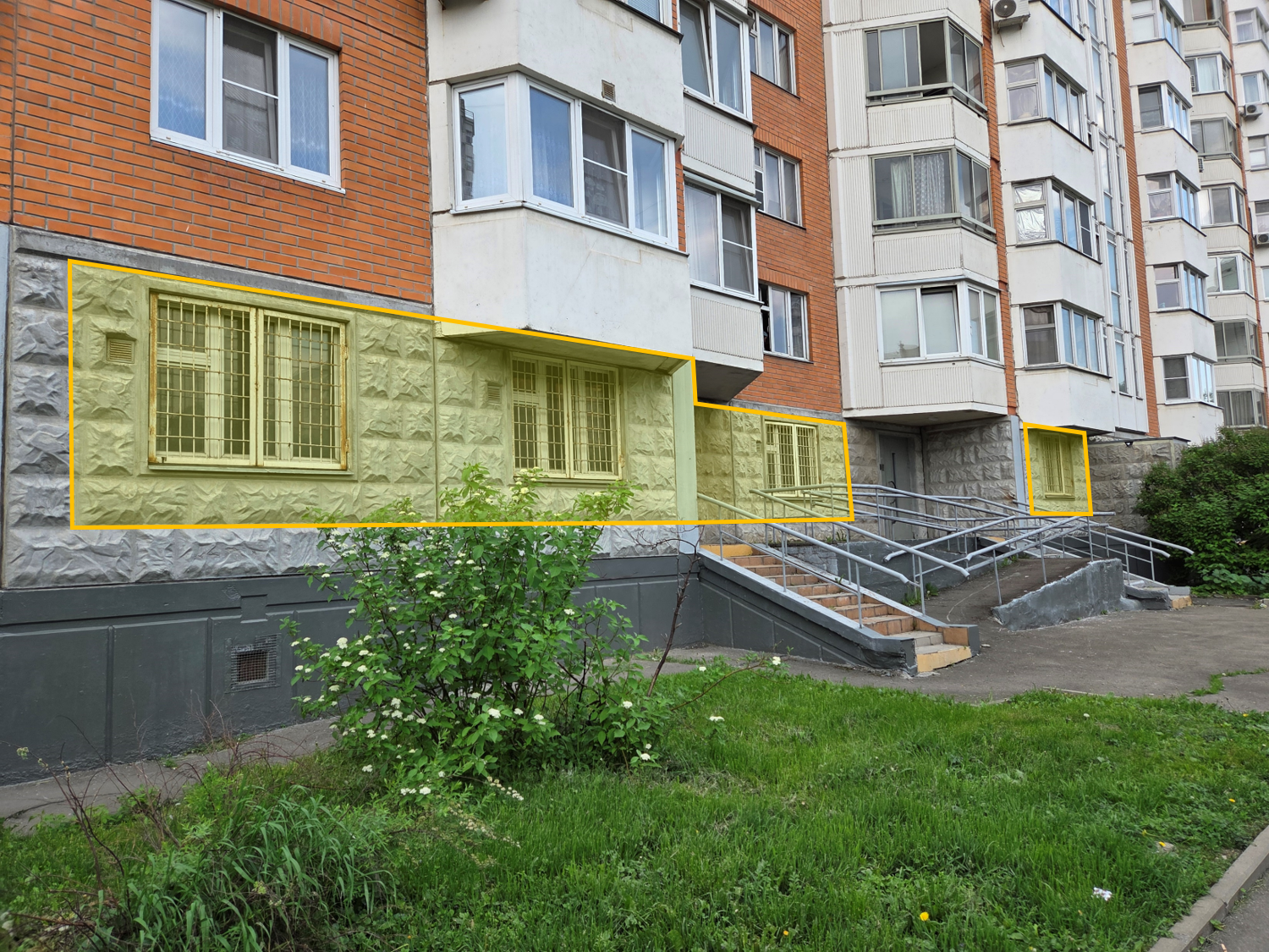 ГП16995447.Нежилое помещение.Фасад здания с выделенными окнами реализуемого объекта.png