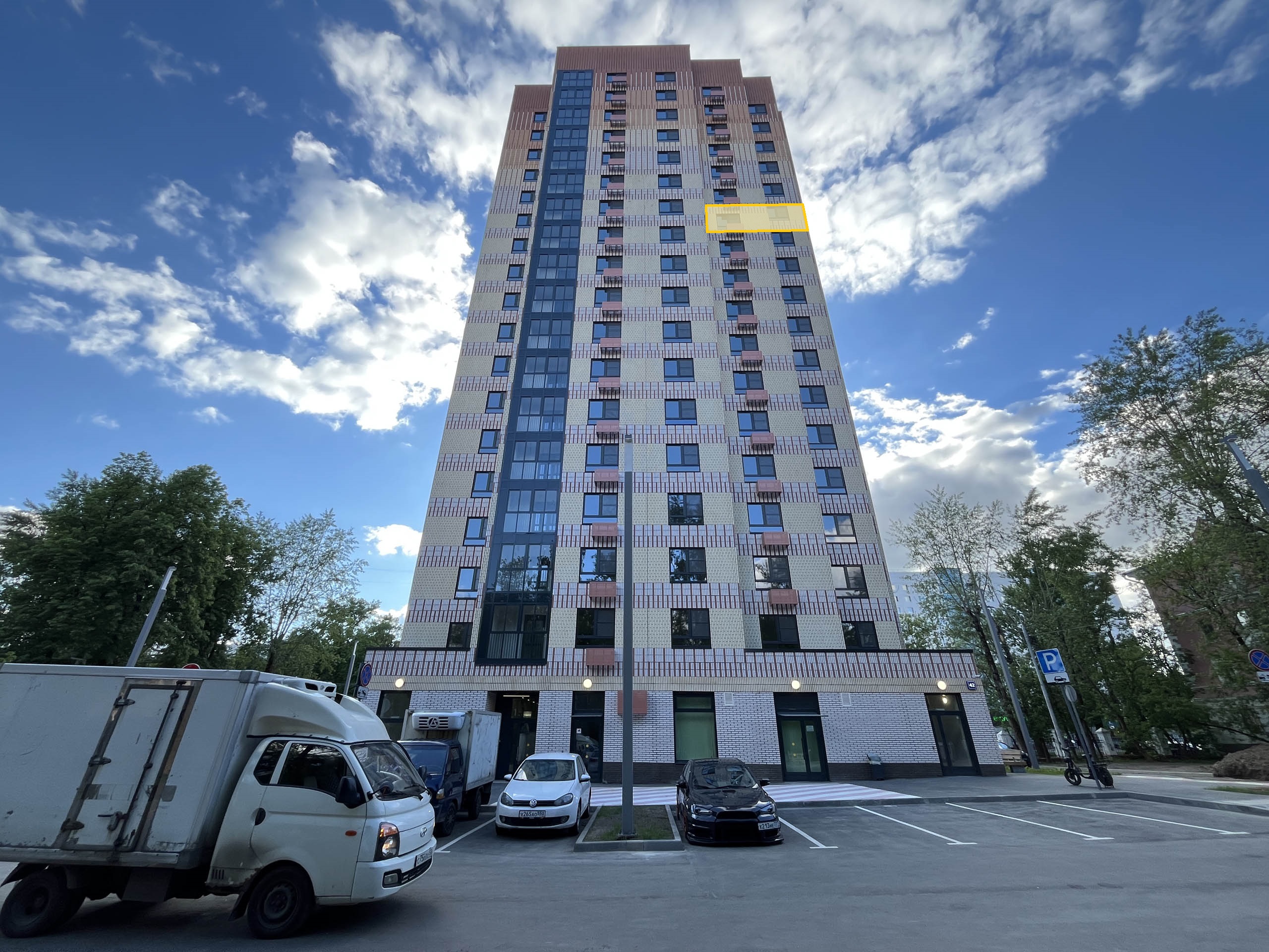 ГП16998417.Квартира.Фасад здания с выделенными окнами реализуемого объекта.jpg