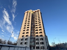 ГП16981208.Квартира.Фасад здания с выделенными окнами реализуемого объекта.jpg