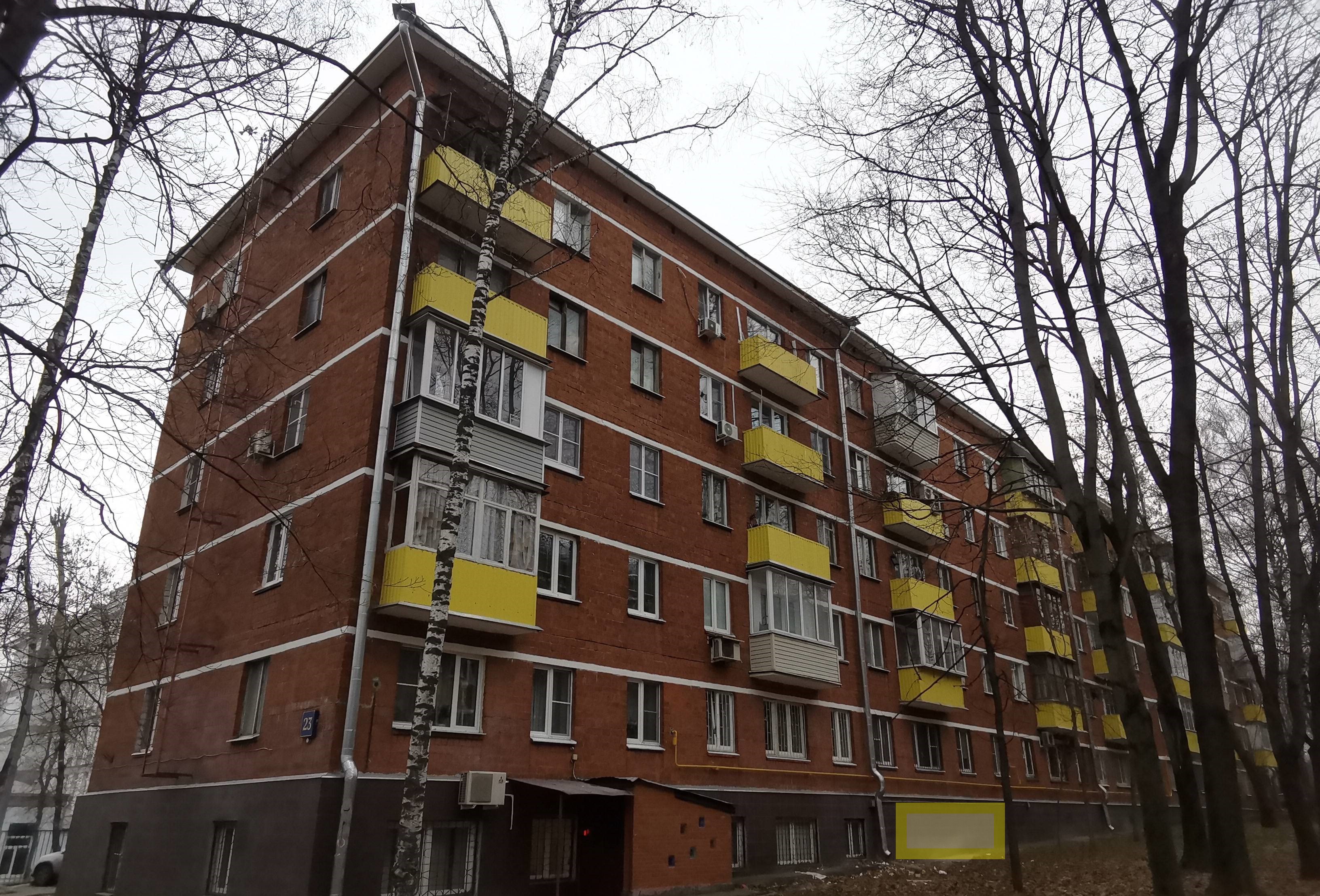 ГП16894032.Нежилое помещение.Фасад здания с выделенными окнами реализуемого объекта.jpg