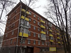ГП16894032.Нежилое помещение.Фасад здания с выделенными окнами реализуемого объекта.jpg