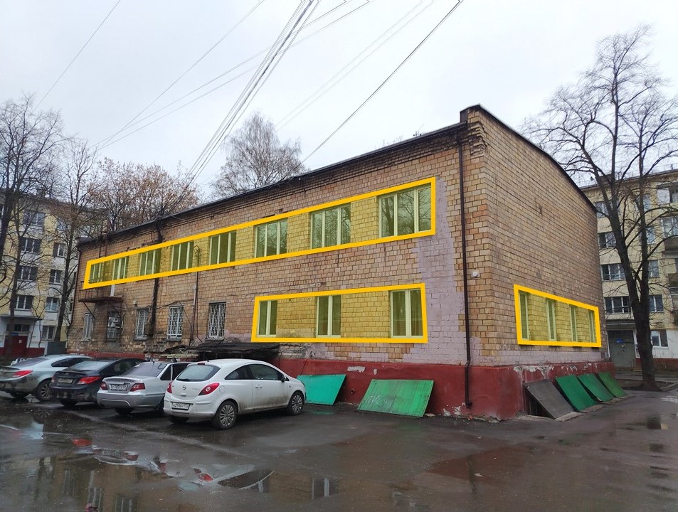 ГП16987583.Нежилое помещение.Фасад здания с выделенными окнами реализуемого объекта.jpg