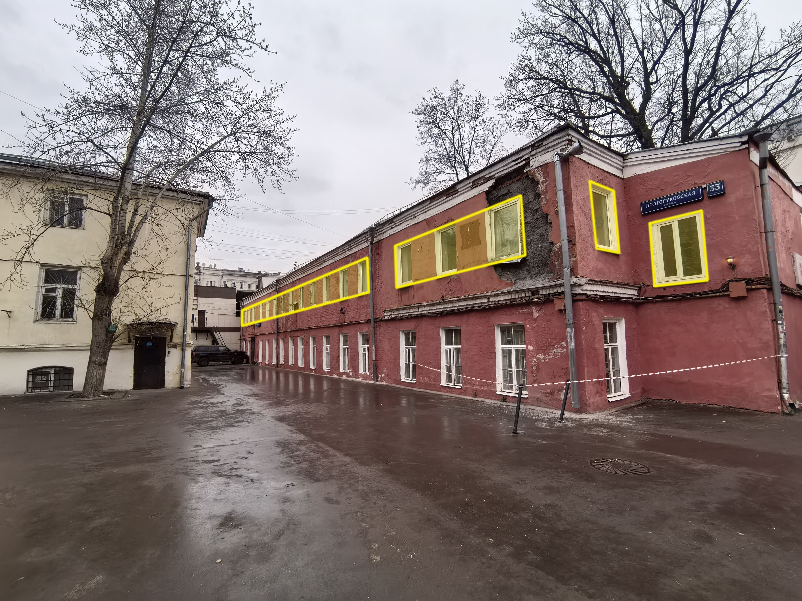 ГП16990447.Нежилое помещение.Фасад здания с выделенными окнами реализуемого объекта.jpg