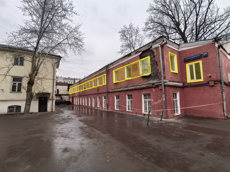 ГП16990447.Нежилое помещение.Фасад здания с выделенными окнами реализуемого объекта.jpg