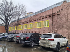 ГП16990447.Нежилое помещение.Фасад здания с выделенными окнами реализуемого объекта_2.jpg