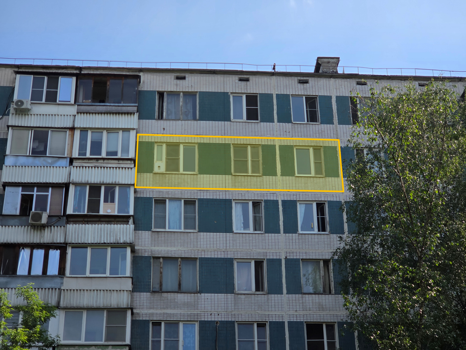 ГП16995467.Квартира.Фасад здания с выделенными окнами реализуемого объекта.png