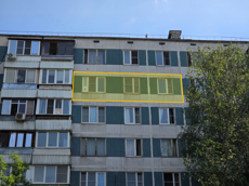 ГП16995467.Квартира.Фасад здания с выделенными окнами реализуемого объекта.png