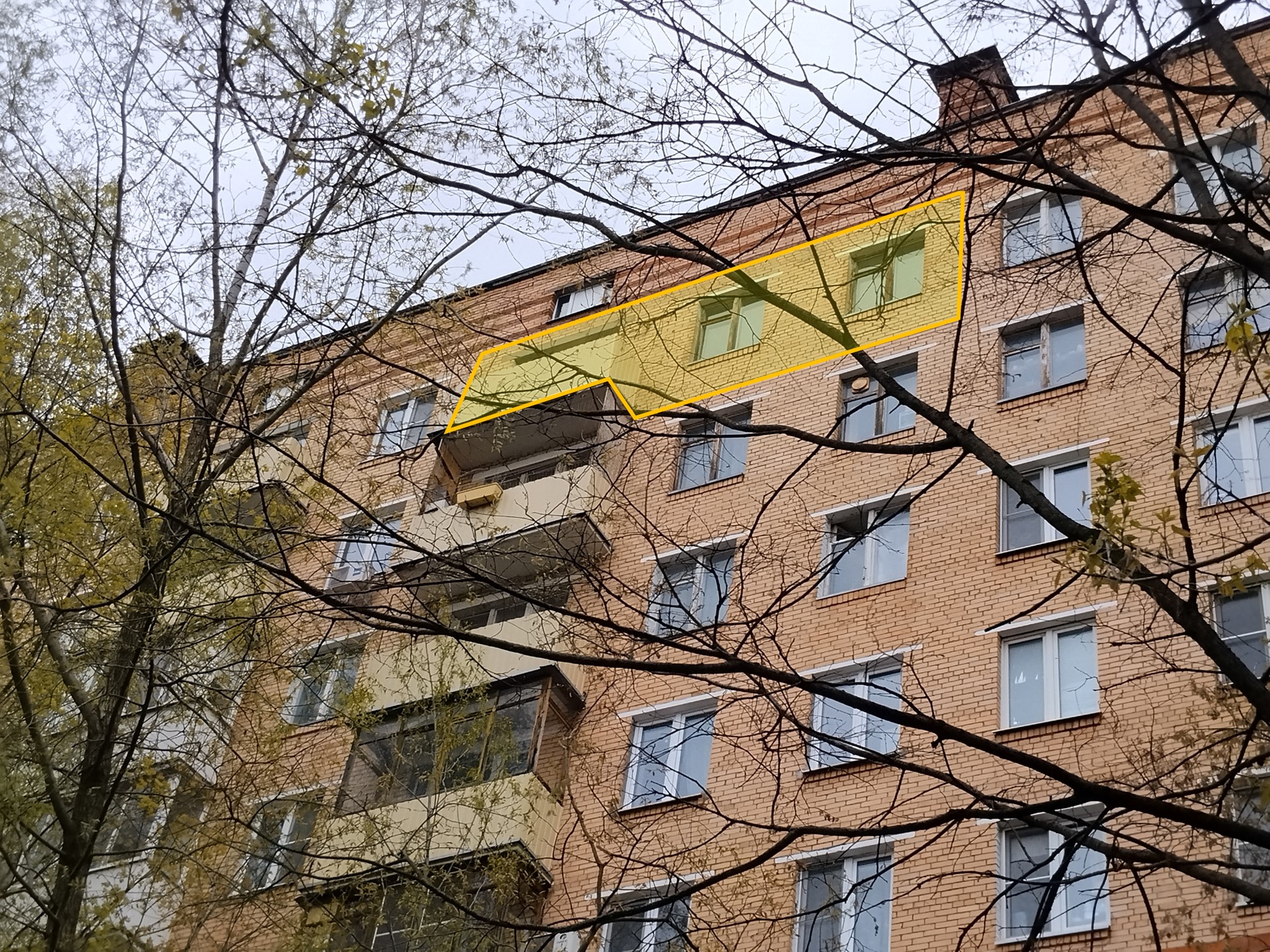 ГП16995441.Квартира.Фасад здания с выделенными окнами реализуемого объекта.jpg