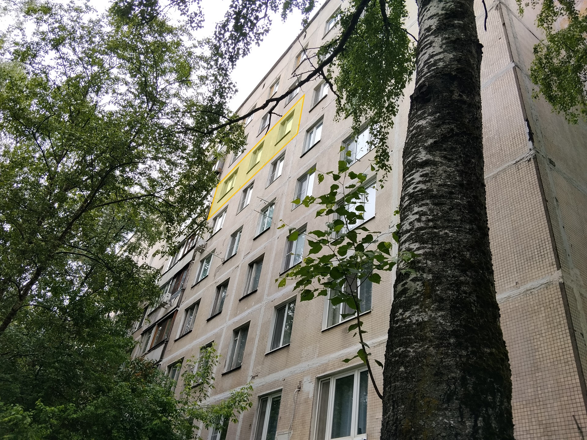 ГП16996463.Квартира.Фасад здания с выделенными окнами реализуемого объекта.jpg