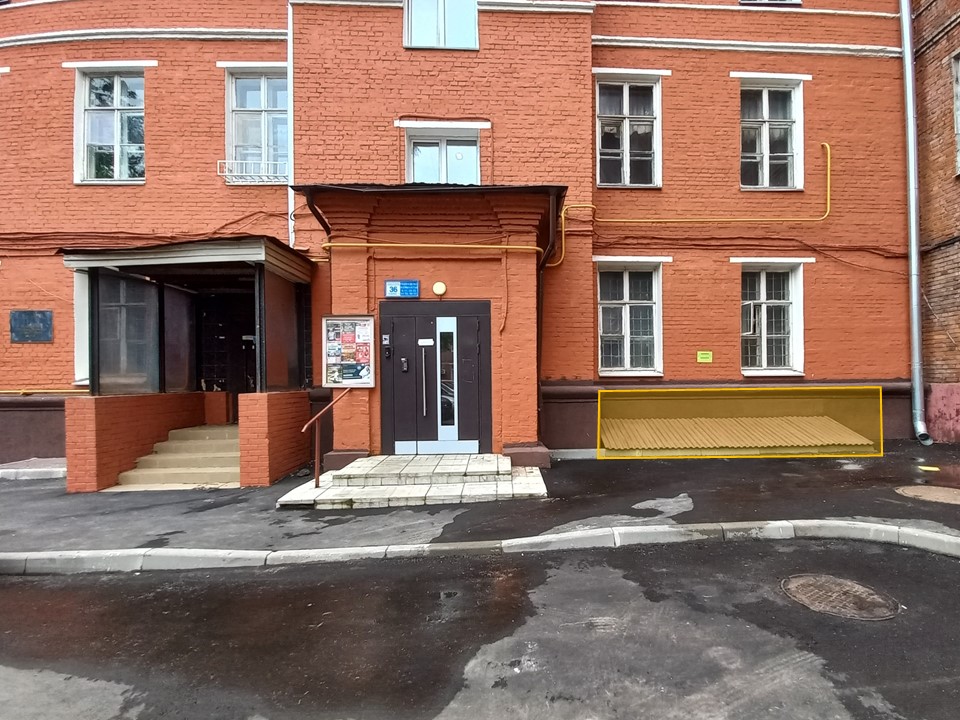 ГП16999909.Нежилое помещение.Фасад здания с выделенными окнами реализуемого объекта.jpg