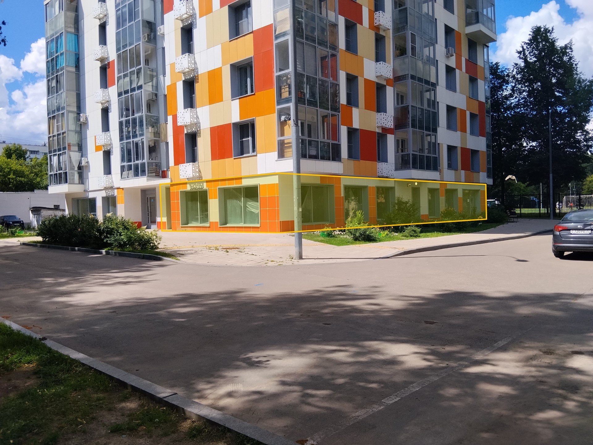 ГП17001330.Нежилое помещение.Фасад здания с выделенными окнами реализуемого объекта.jpg