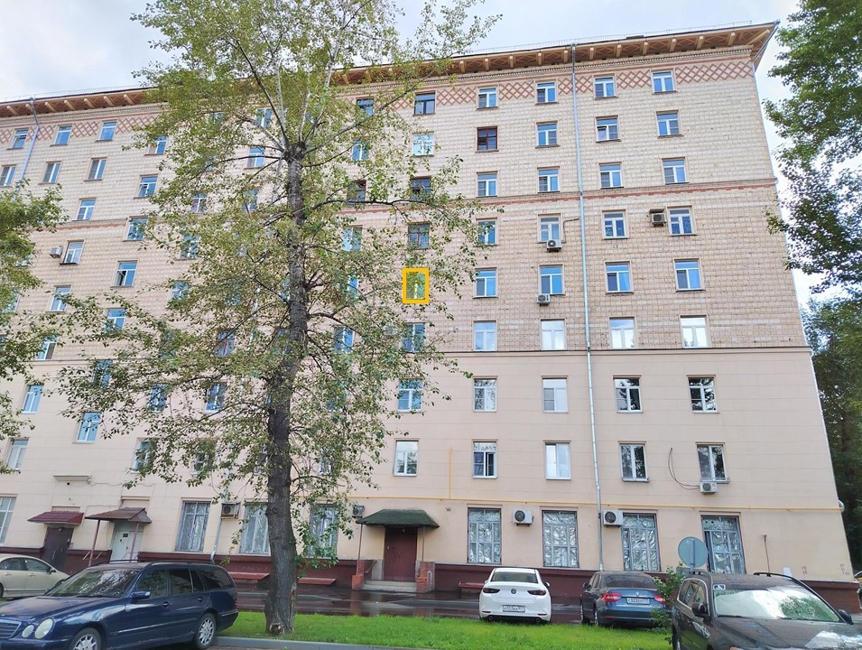 ГП16999645.Комната.Фасад здания с выделенными окнами реализуемого объекта.jpg